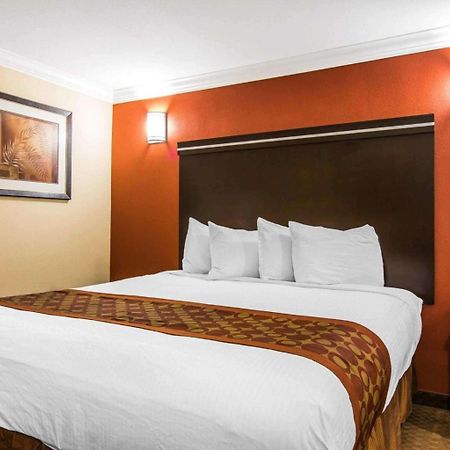 Rodeway Inn & Suites Corona Exterior photo