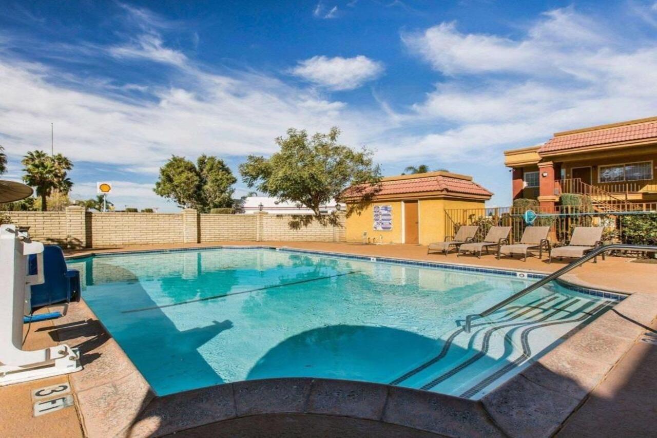 Rodeway Inn & Suites Corona Exterior photo