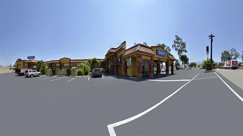 Rodeway Inn & Suites Corona Exterior photo