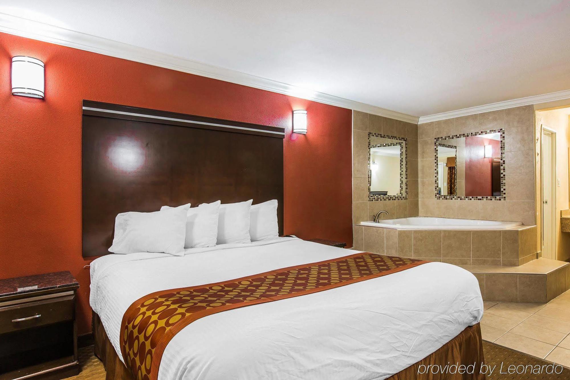 Rodeway Inn & Suites Corona Exterior photo